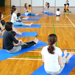 写真：はやりのヨガでママとリフレッシュ♪　親子・de・Yoga