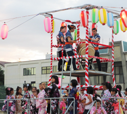 写真：大治小学校区地区コミュニティ盆踊り大会　色とりどりの堤灯にきらめく盆踊りの輪