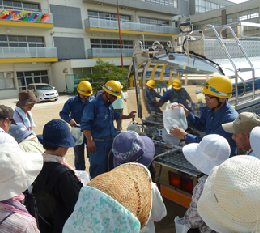 写真：防災訓練における給水活動