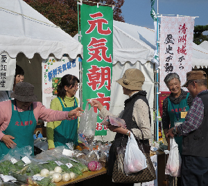 写真：名古屋城秋の収穫祭　元気朝市おおはる 大治町の新鮮野菜はいかがですか？
