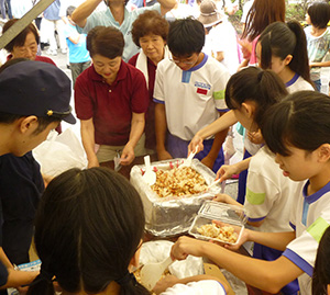 写真：大治中学校生徒による防災訓練でのボランティア活動　地域ぐるみで助けあい