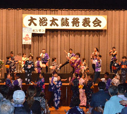 写真：みんなで踊ろう Oh～！はるちゃん音頭！！　町制施行40周年記念協賛事業 大治太鼓保存会発表会