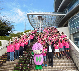 写真：小学生らが花を植え、普段と違ったスポーツセンターを演出　全国都市緑化あいちフェア　サテライト会場