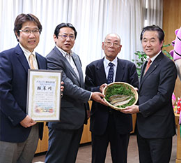 写真：友好自治体提携　東栄町から鮎のプレゼント