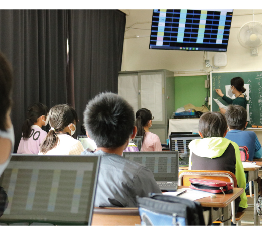 写真：大治小学校でのタブレットを用いた授業の様子（試験運用）