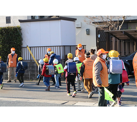 大治町年齢ボランティアの回(ONBの会)による町内小学校の登下校見守りの画像