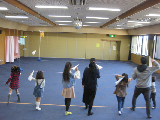 紙飛行機飛ばし